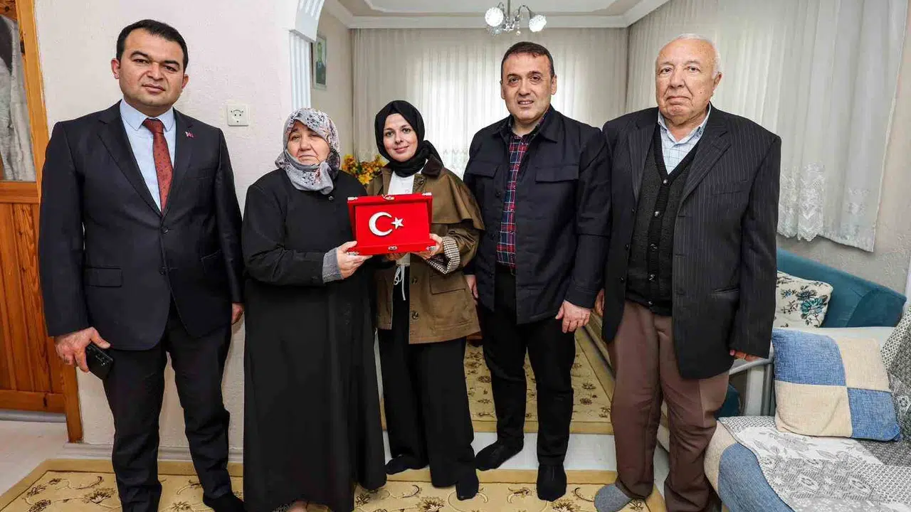 Şehit ailesine anlamlı ziyaret: Vali Sözer'den  emanetiniz emanetimizdir  mesajı