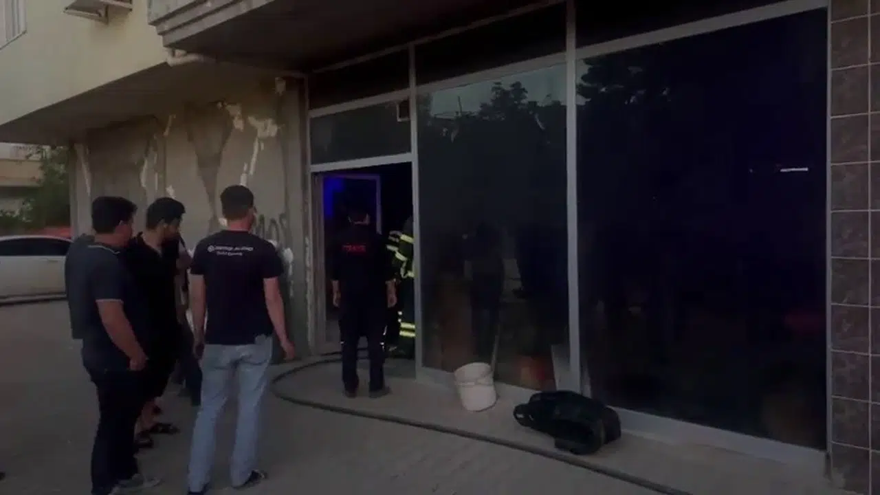 Adıyaman’da gece yarısı paniği: İş yerinden yükselen dumanlar mahalleyi ayağa kaldırdı