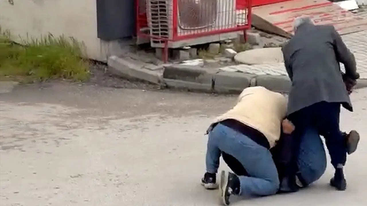 Bolu’da dehşet anları: Sokak ortasında tekme tokat kavga kamerada