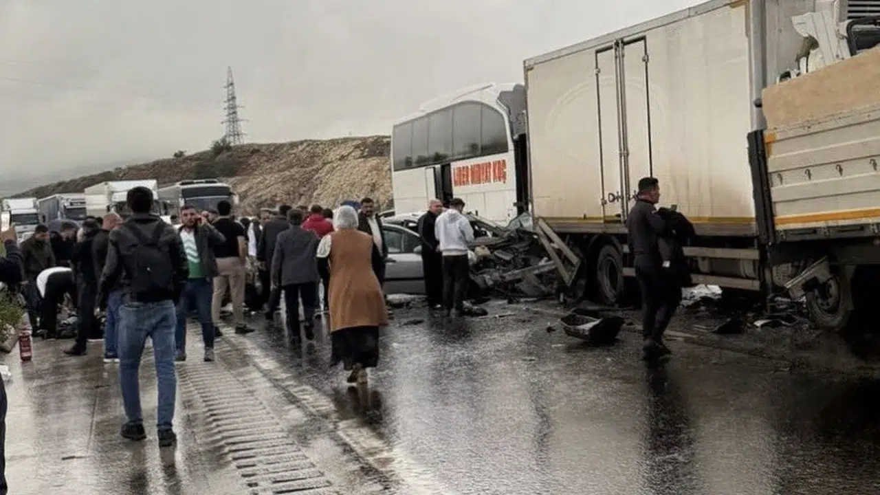 TAG Otoyolu'nda kabus dolu anlar: Fırtına ve sağanak zincirleme kazaya yol açtı