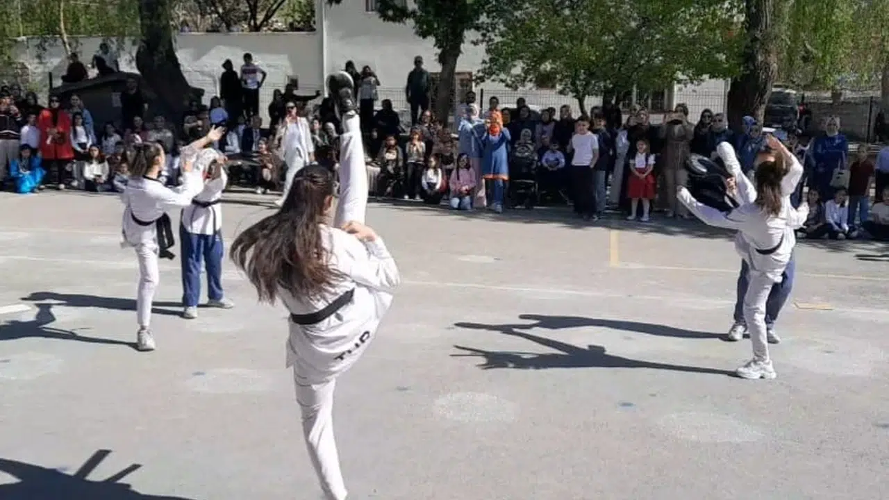 Kayseri'de miniklerin spor tutkusu tekvando gösterisiyle alevlendi: Kartal dansı büyüledi