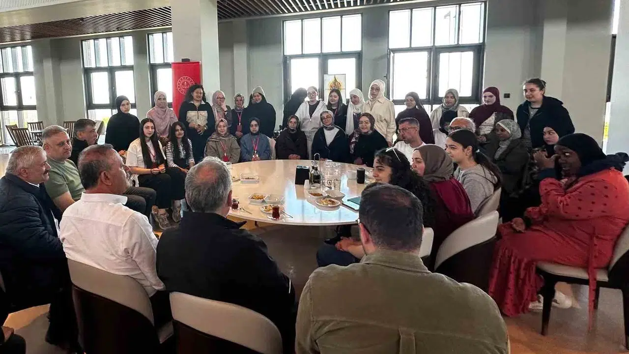 15 ülkeden gelen gençler Ahlat'ta buluştu: Medeniyet mirasını yerinde keşfettiler