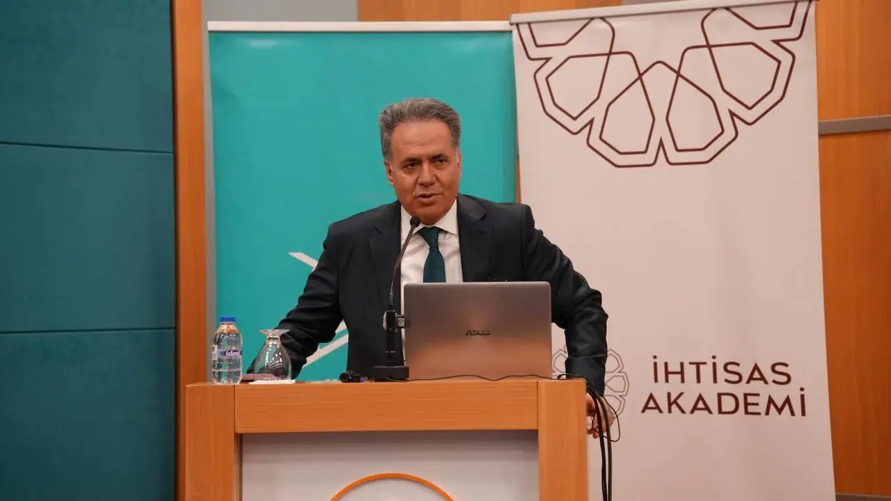 Rektör Akpolat'tan üniversitelere dijital uyarı: Sanayi devrimini ıskaladığımız gibi olmayalım