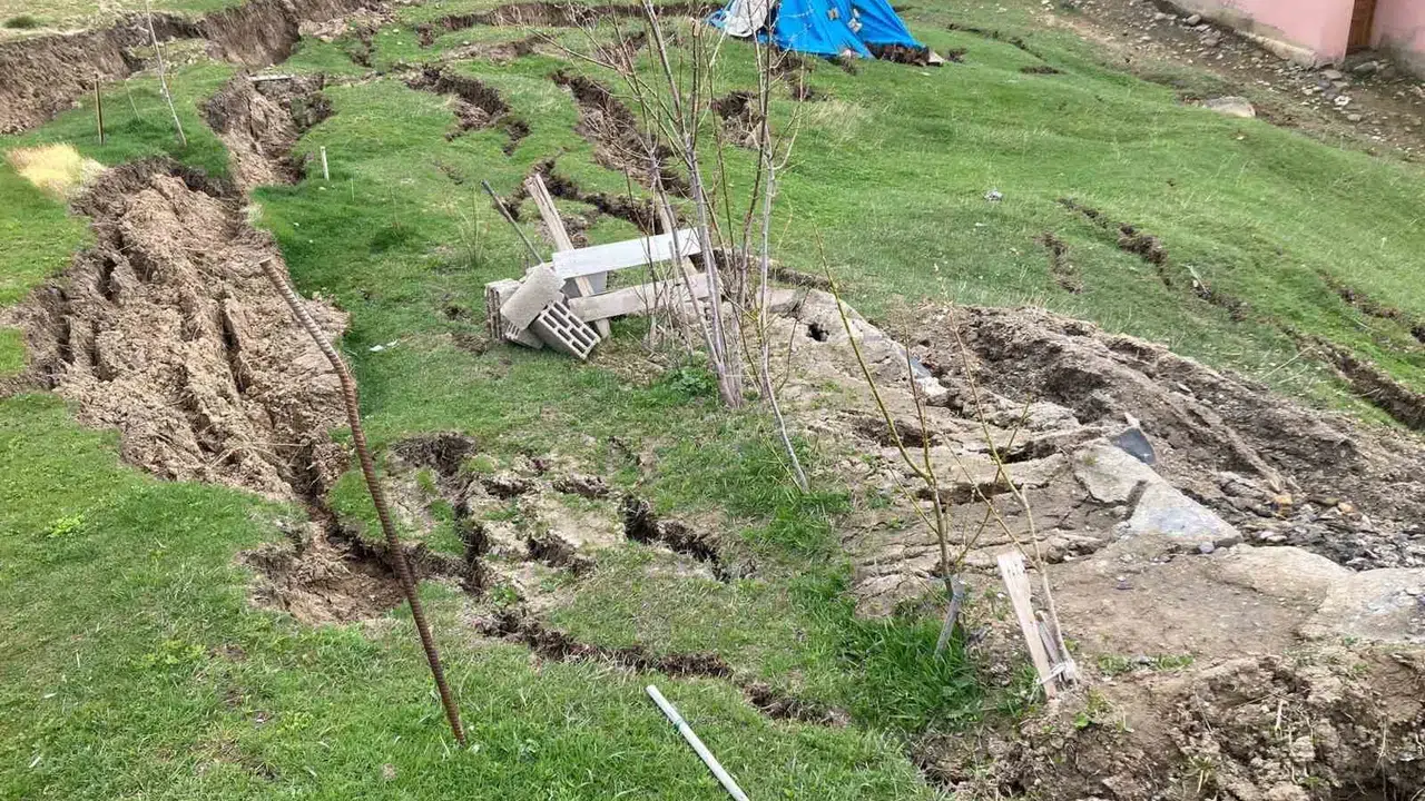 Ağrı’da toprak ayağımızın altından kayıyor: Köy sakinleri korku dolu bekleyişte
