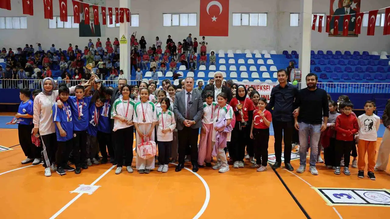 Hacılar’da çocukların şenlik coşkusu: Başkan Özdoğan madalyaları bizzat takdim etti