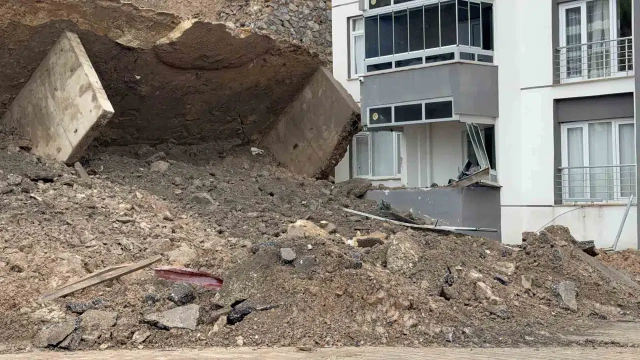 Tokat’ta korku dolu anlar: Yağışa dayanamayan duvar büyük bir gürültüyle yıkıldı
