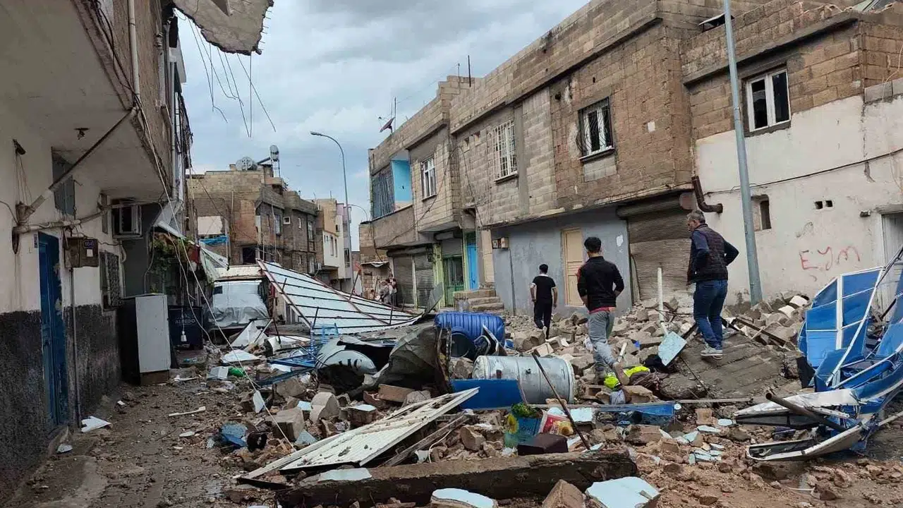 Birecik'te kabus dolu dakikalar: Sürüklenen restorandan son anda kurtuldular
