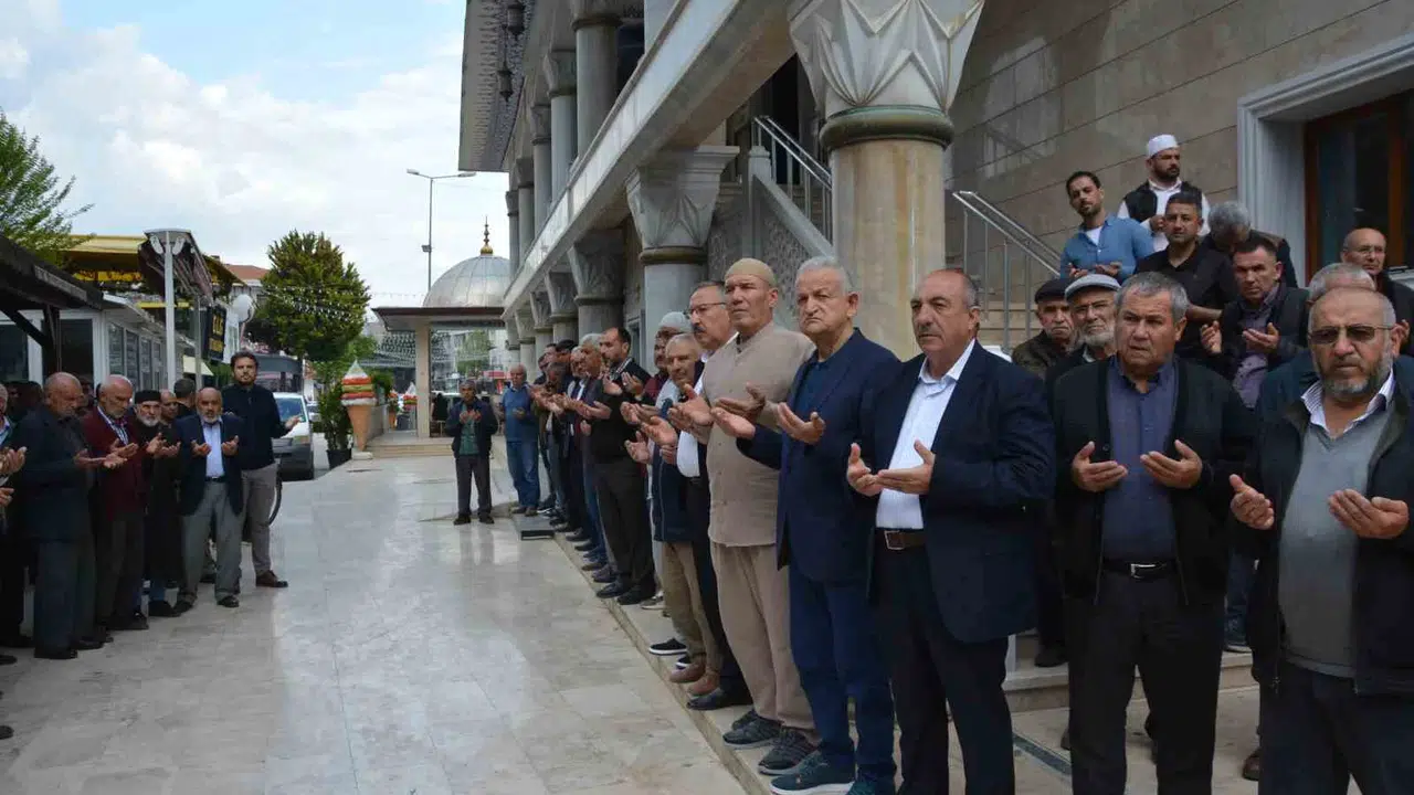 Korkuteli’nde kutsal yolculuk heyecanı: 103 hacı adayı dualarla uğurlandı