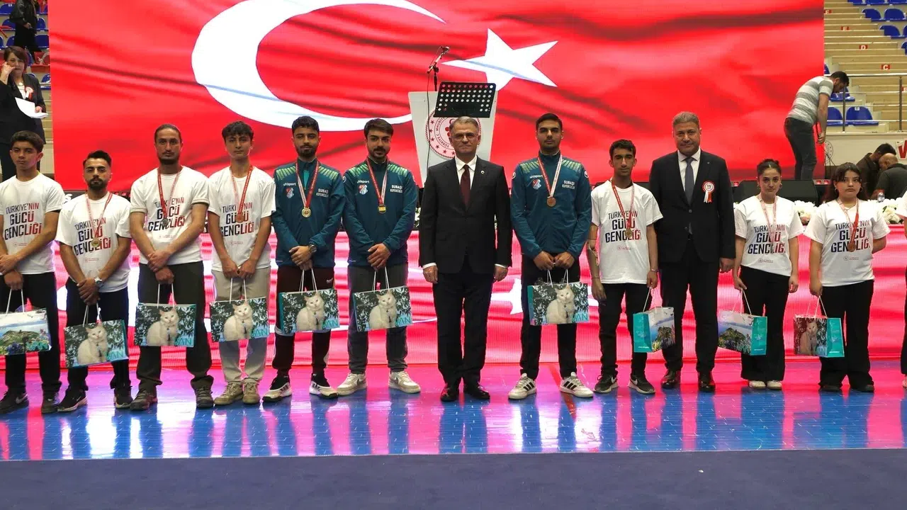 Van’da bayram havası: Gençler 19 Mayıs’ı spor ve sanatla kutladı