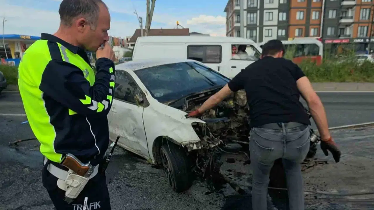 Düzce'de korkunç kaza: Otomobil ikiye bölündü, motoru metrelerce uzağa fırladı