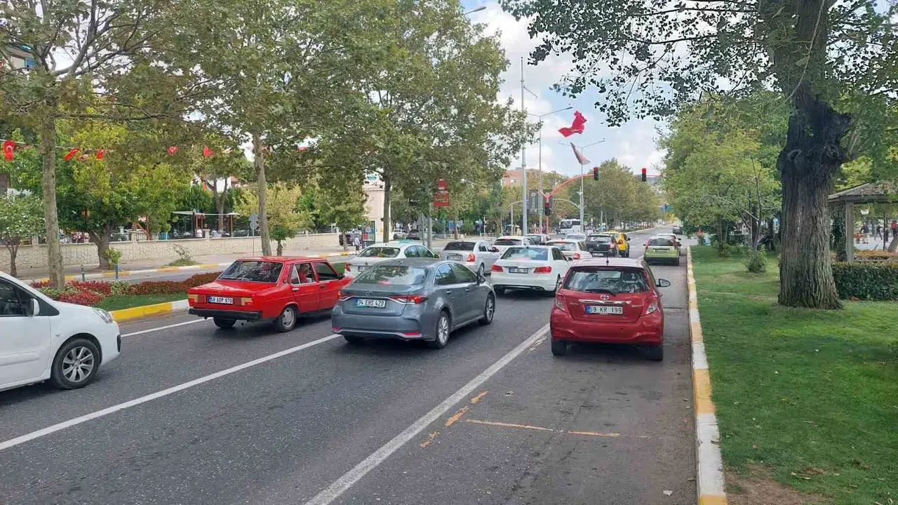 Tekirdağ yollarında hareketlilik zirve yaptı: Araç parkı 400 bine koşuyor
