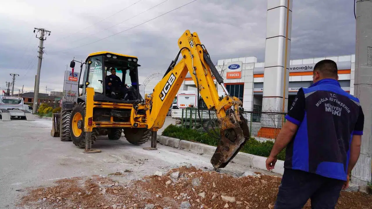Menteşe’de kronikleşen su çilesi bitti: Vatandaşın arazisinden geçen hatlar kamusal alana taşındı