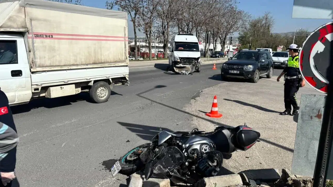 Elazığ trafiğinde korkutan kaza: Motosikletli sürücü hastanelik oldu