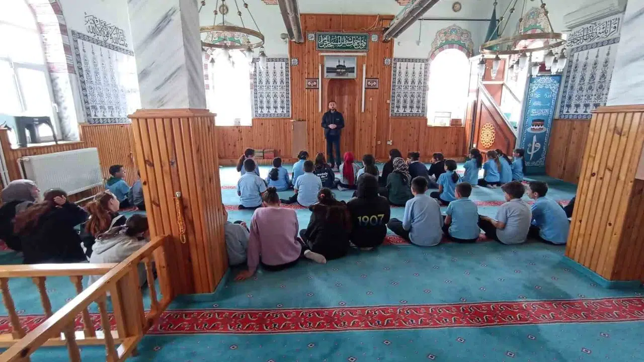 Emet’te camiler gençlerin neşesiyle doldu: Manevi değerler oyunlarla pekişti