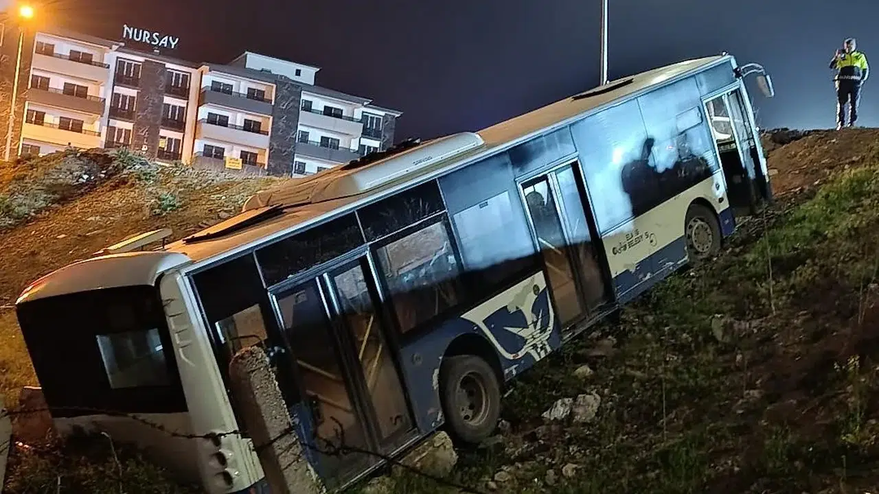 Elazığ’da gece yarısı korkutan kaza: Boş otobüs şarampole yuvarlandı