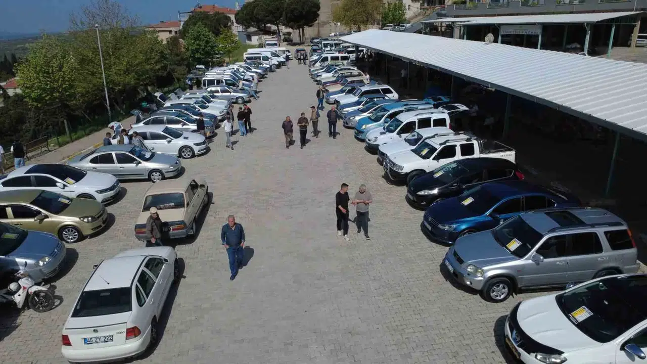 Modern araçlara meydan okuyan nostalji rüzgarı: Demirci’de yarım asırlık efsaneler görücüye çıktı