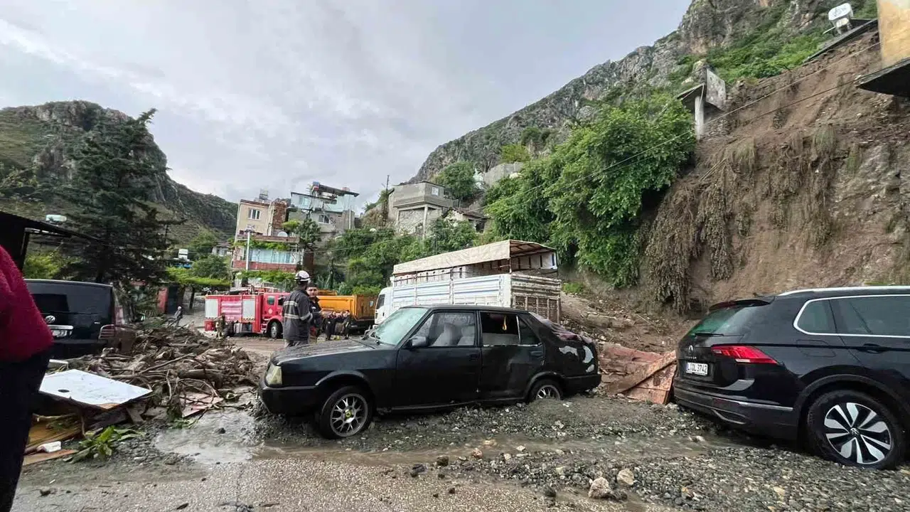 Hatay’da kabus dolu gece: Heyelan sonucu ev çöktü, acı haber geldi