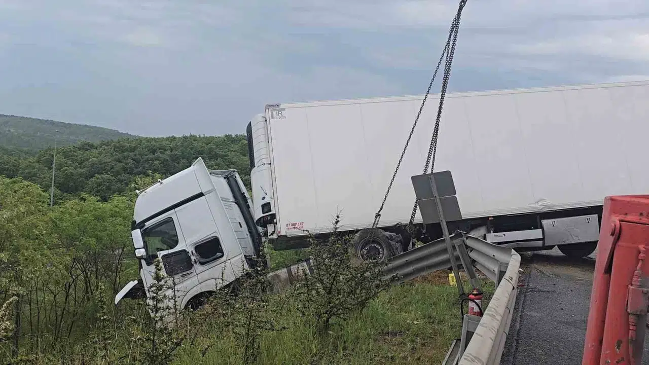 Kuzey Marmara’da korkutan zincirleme kaza: Bariyerleri aşıp şarampole uçtu