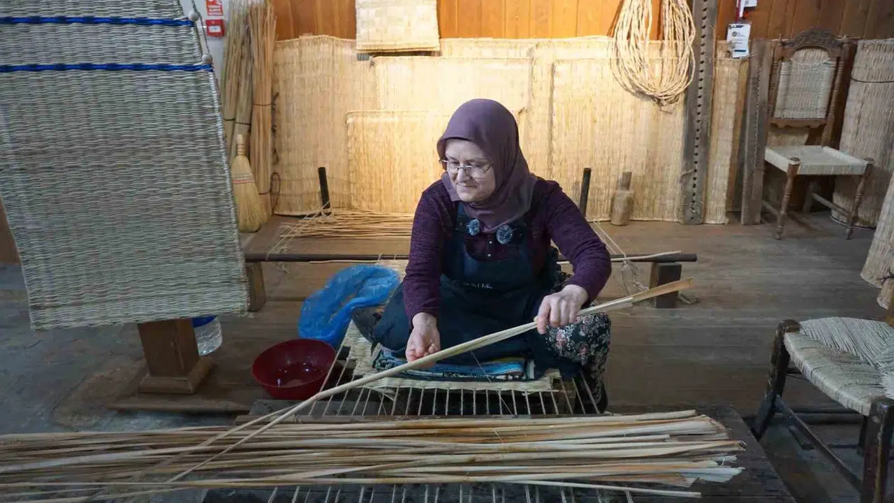 Plastik dünyasına karşı yarım asırlık direniş: Zuhal Narin el emeğiyle geleneği yaşatıyor