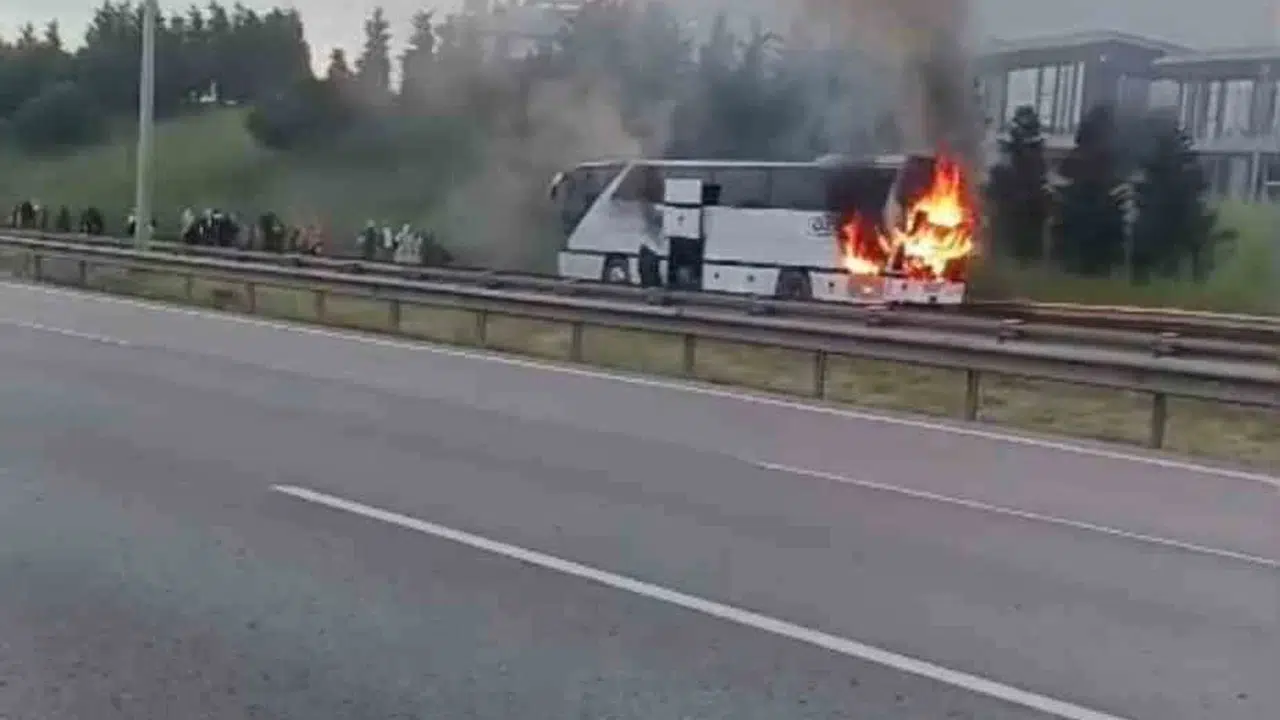 Sabah yolculuğu kabusa dönüştü: TEM’de hareket halindeki otobüs küle döndü