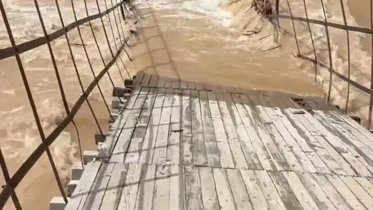 Munzur'da doğa felaketi: Köprü sulara gömüldü, ulaşım kesildi