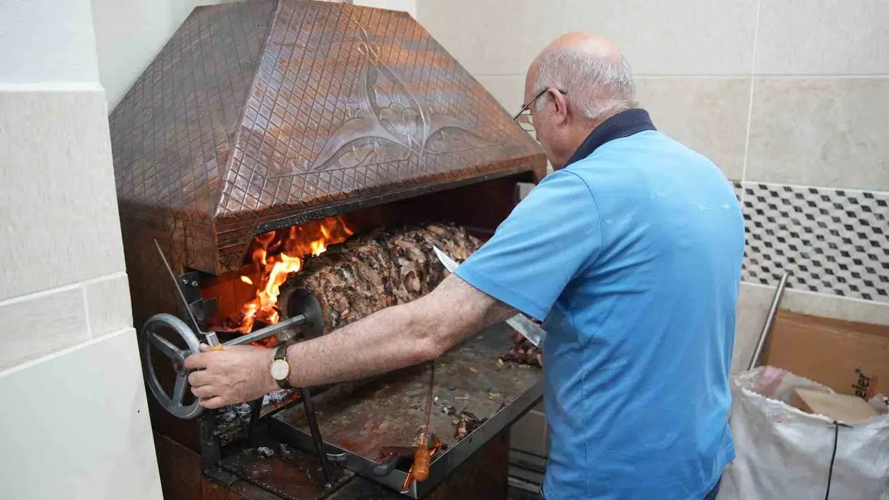 Sultangazi’de Erzurum rüzgarı: Anneler günü şöleninde 100 kilo cağ kebabı dağıtıldı