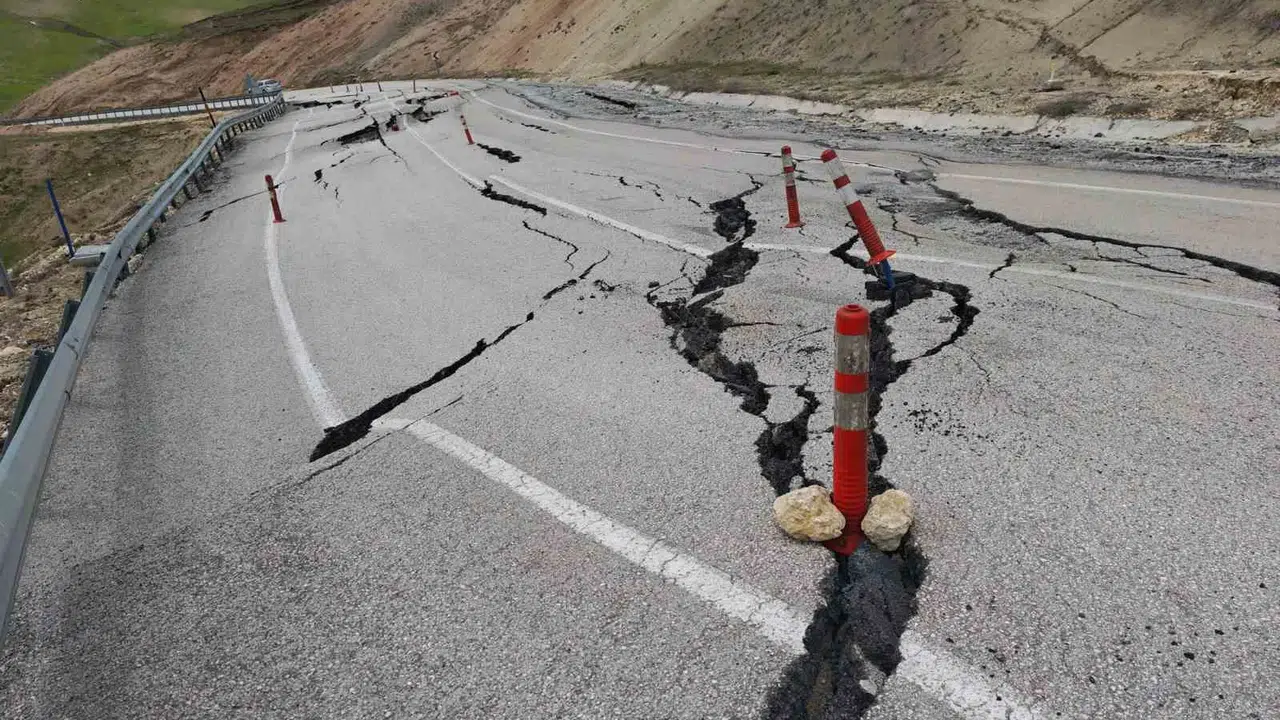 Ölüm yolunda tehlikeli ısrar: 80 kilometre uzatmamak için canlarını hiçe sayıyorlar
