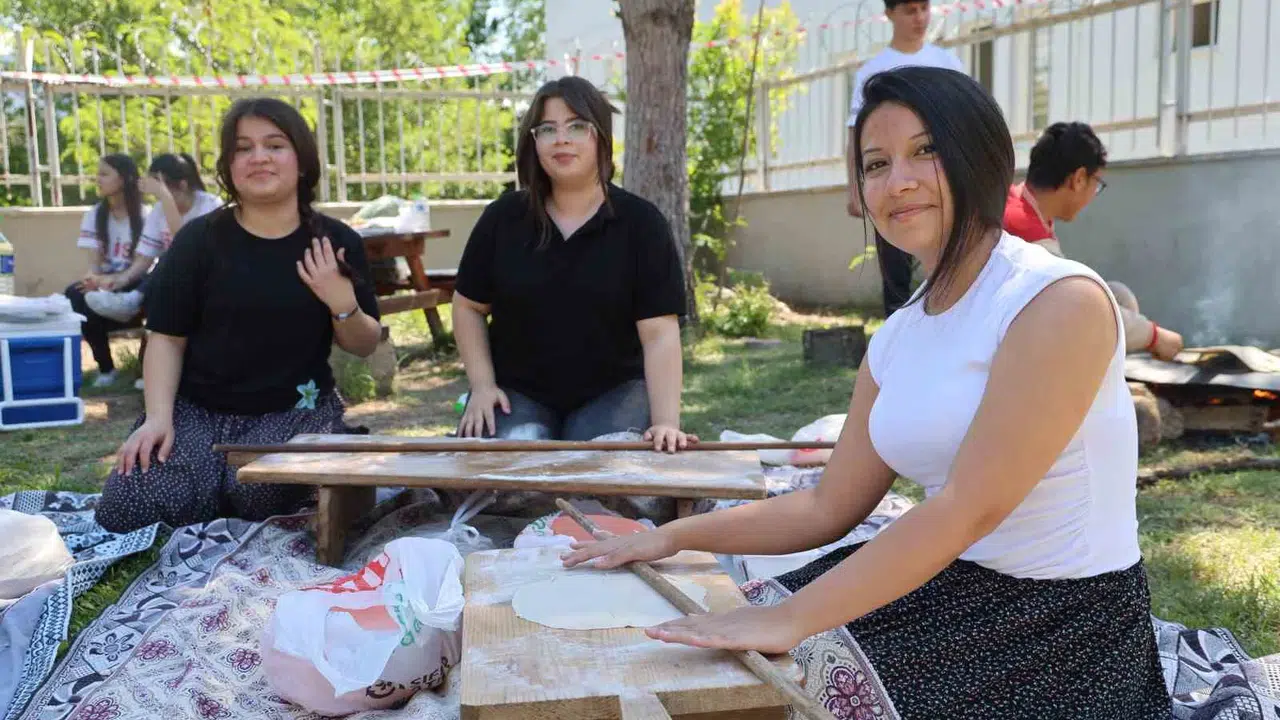 Kozan’da okul bahçesi şenlik alanına döndü: Şalvarlarını giydiler, sıkmaları odun ateşinde pişirdiler