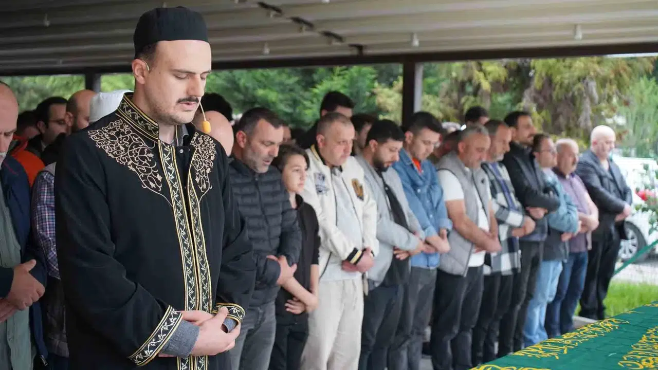 Tıp dünyasını yasa boğan veda: Genç doktor adayı memleketinde toprağa verildi