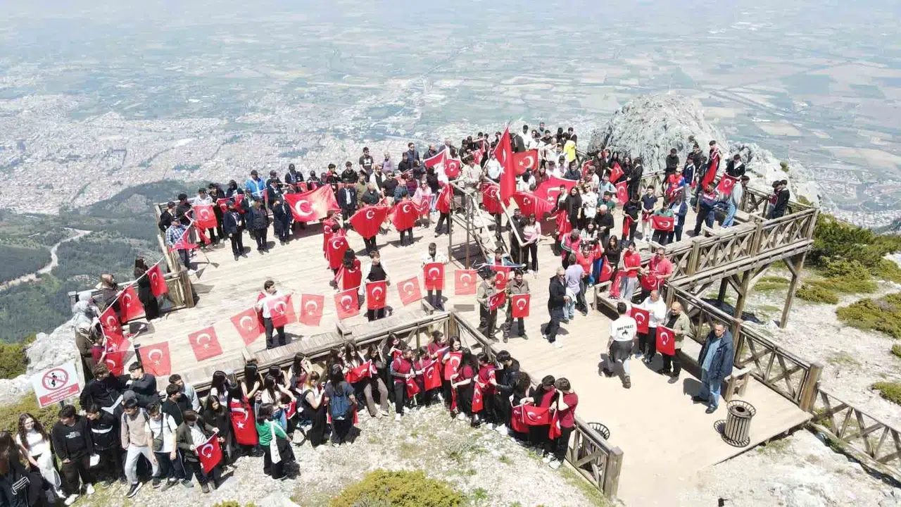 Spil Dağı’nda zirve yürüyüşü: 200 öğrenci milli ruh için buluştu