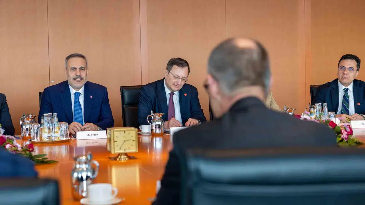 Berlin'de kritik zirve: Hakan Fidan ve Friedrich Merz masaya oturdu