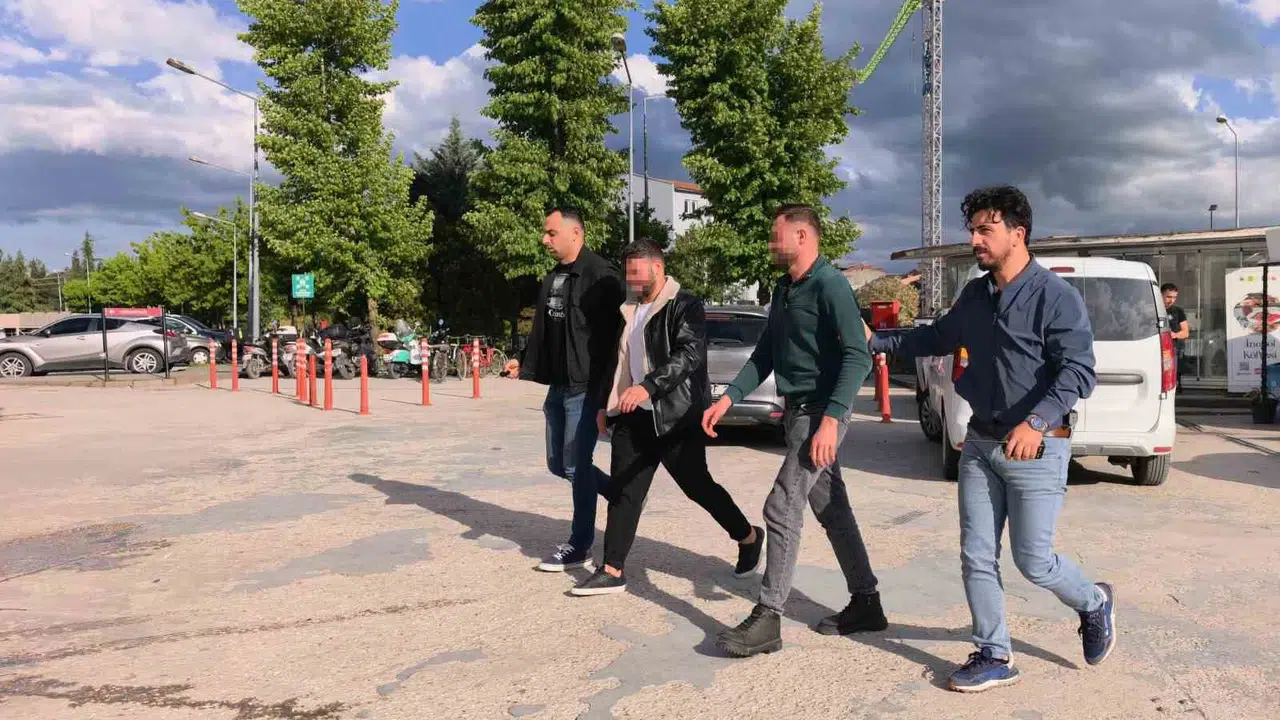 Halı saha maçındaki faul kavgası kanlı bitti: Enseden bıçaklanan genç ölümden döndü
