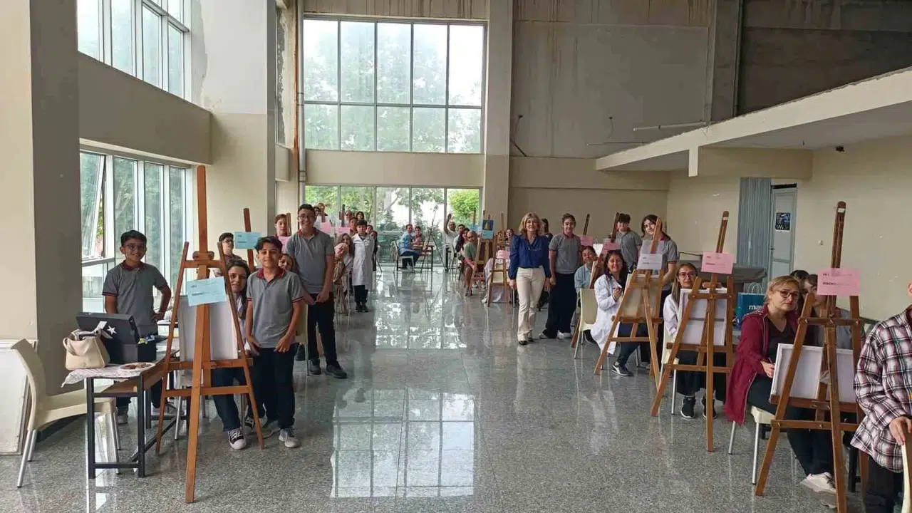 Roller değişti: Manisa'da çocuklar anne ve babalarına sanat dersi verdi
