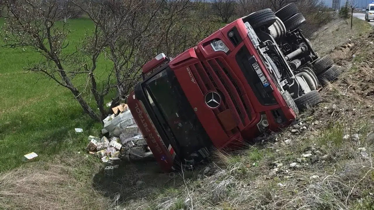 Erzincan’da yüklü tır devrildi: Yola saçılan sodalar trafiği kilitledi