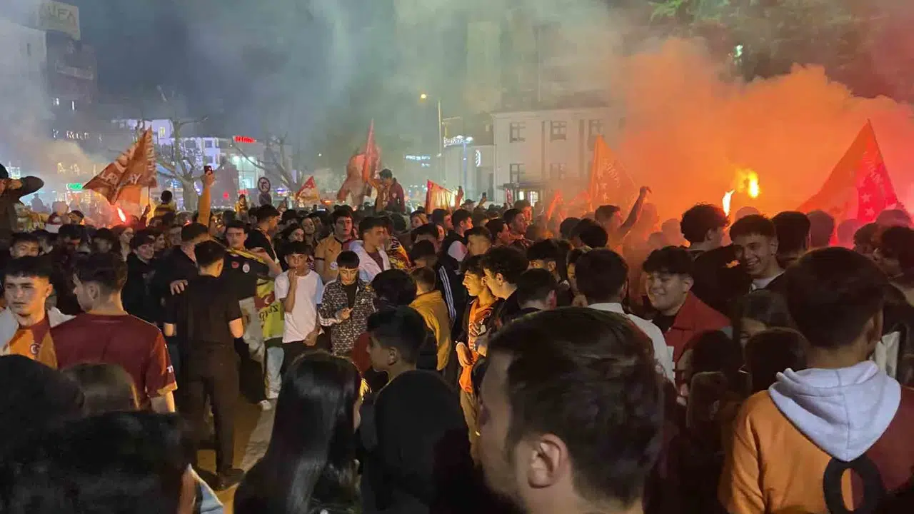 Kastamonu sokakları sarı-kırmızıya boyandı: Şampiyonluk coşkusu geceye damga vurdu