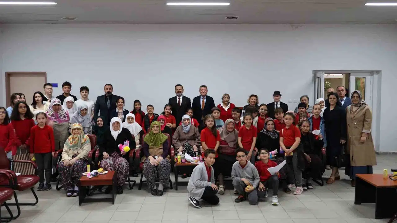 Bilecik’te nesiller buluştu: Minik öğrencilerden huzurevi sakinlerine duygusal ziyaret