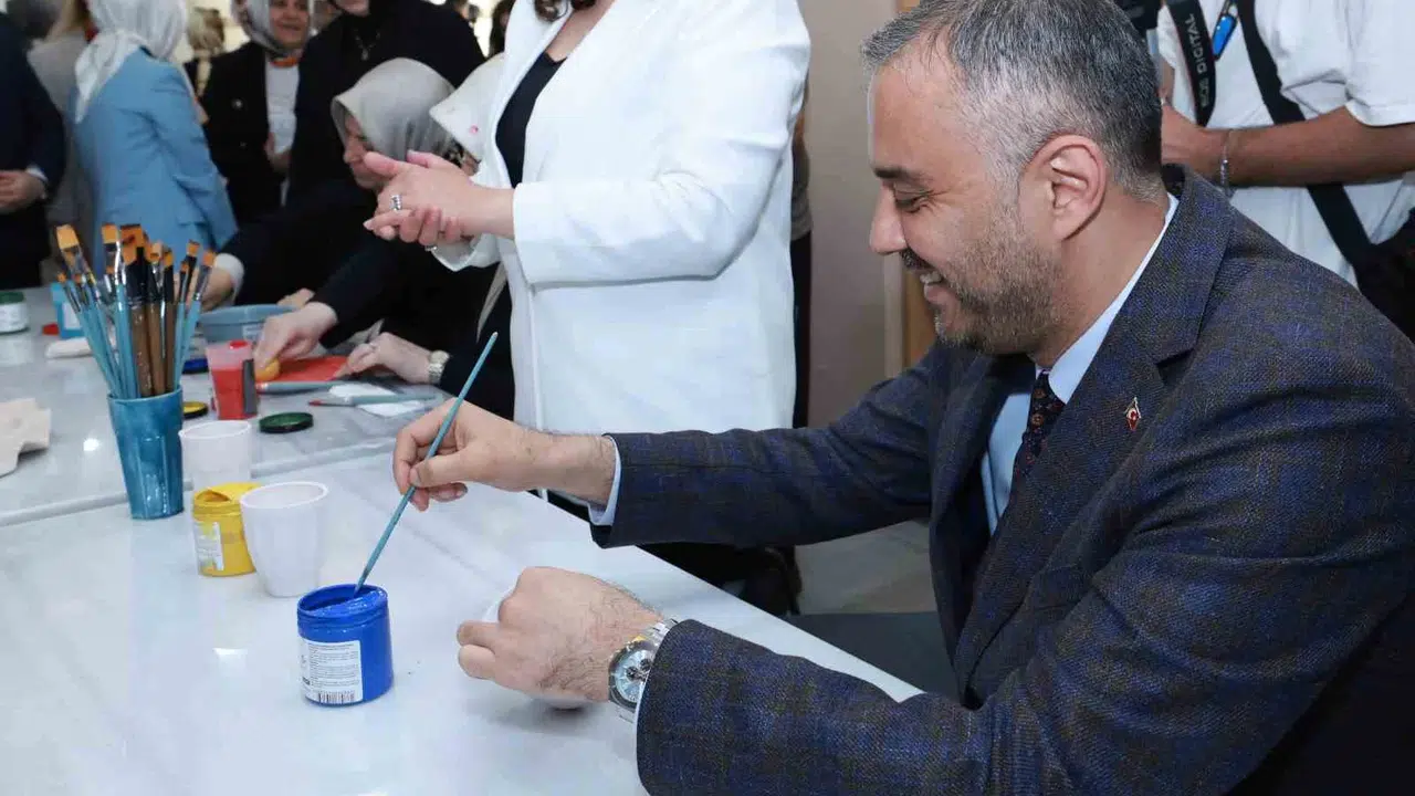 Depremin izlerini sanatla siliyorlar: Kadınların elinden çıkan seramikler büyüledi