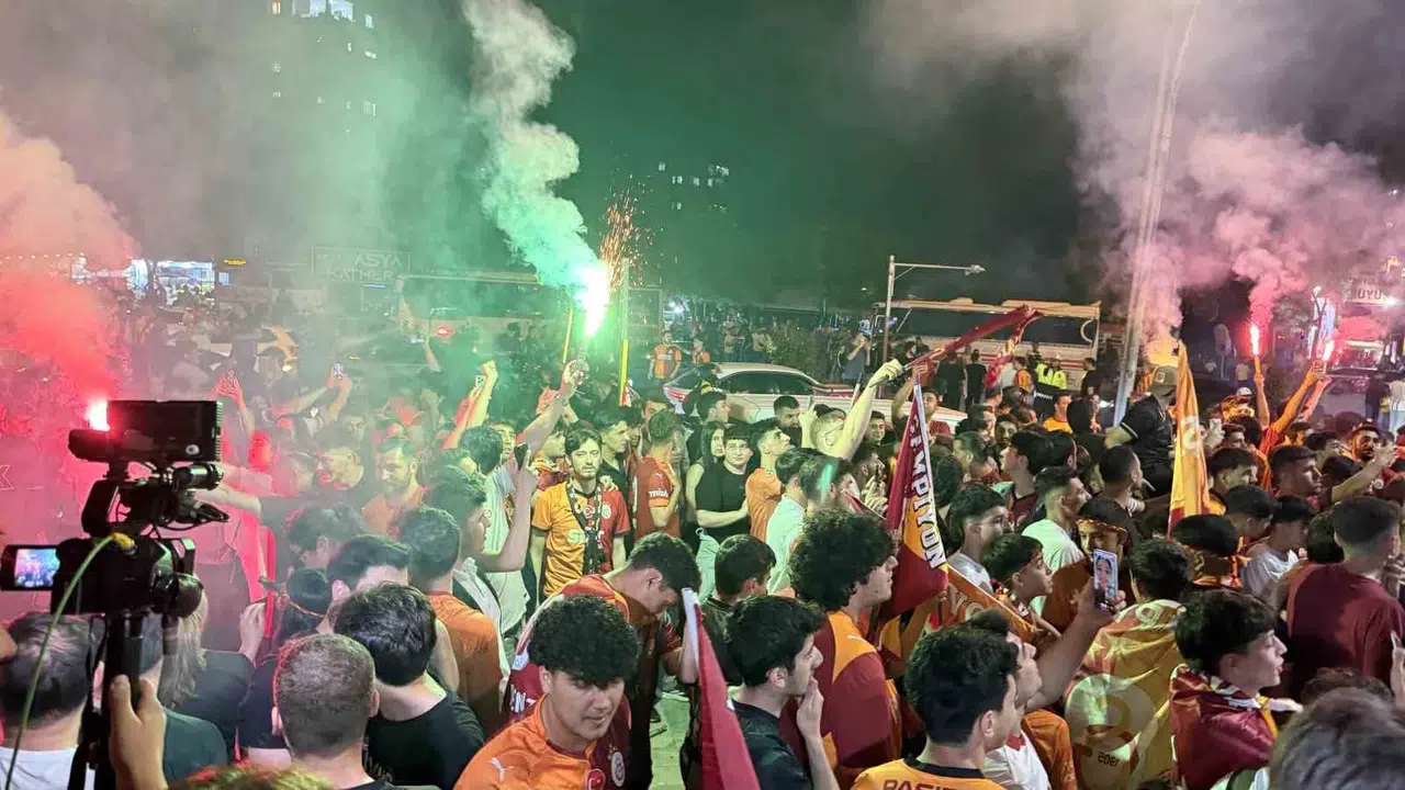 Adana sokakları sarı-kırmızıya boyandı: Şampiyonluk ateşi meydanları sardı