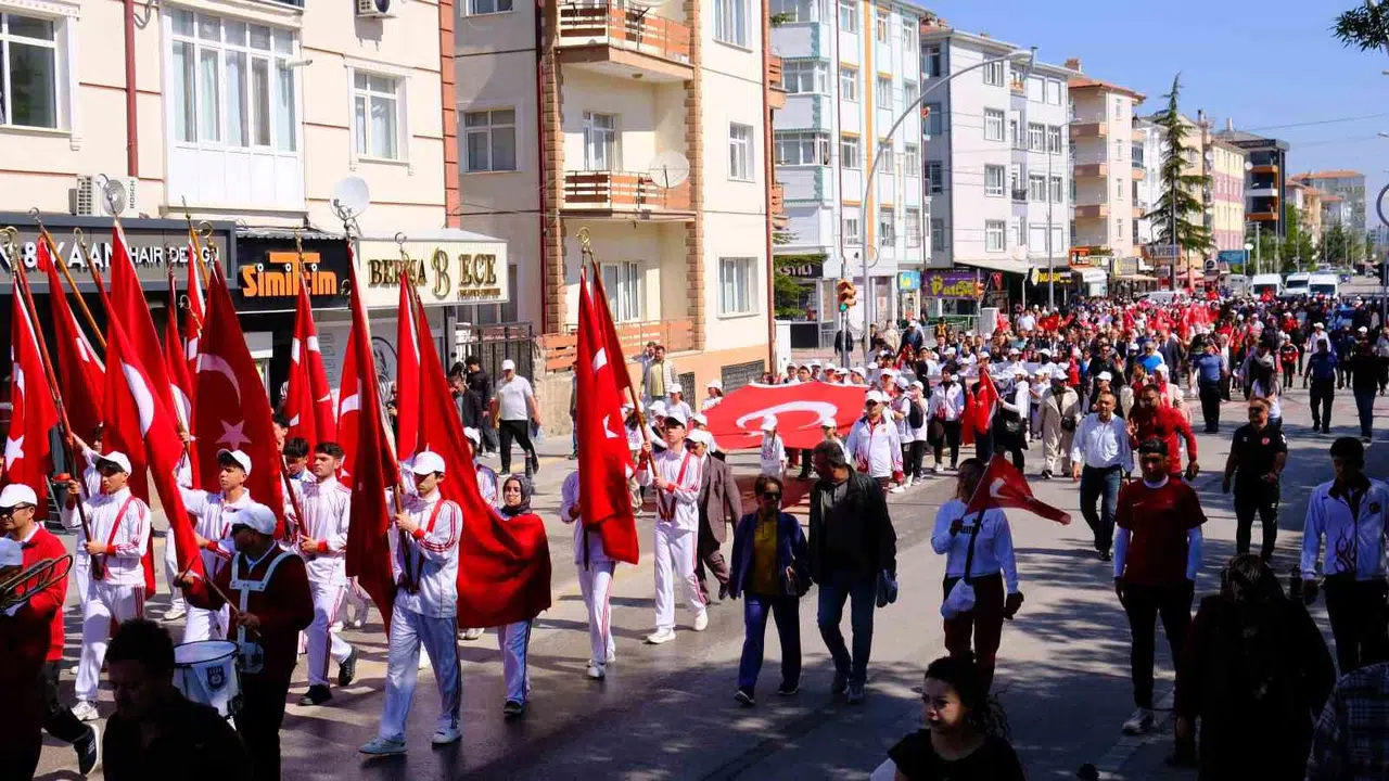 Karaman’da 19 Mayıs coşkusu: Gençler meydanları doldurdu, sporcular hünerlerini sergiledi