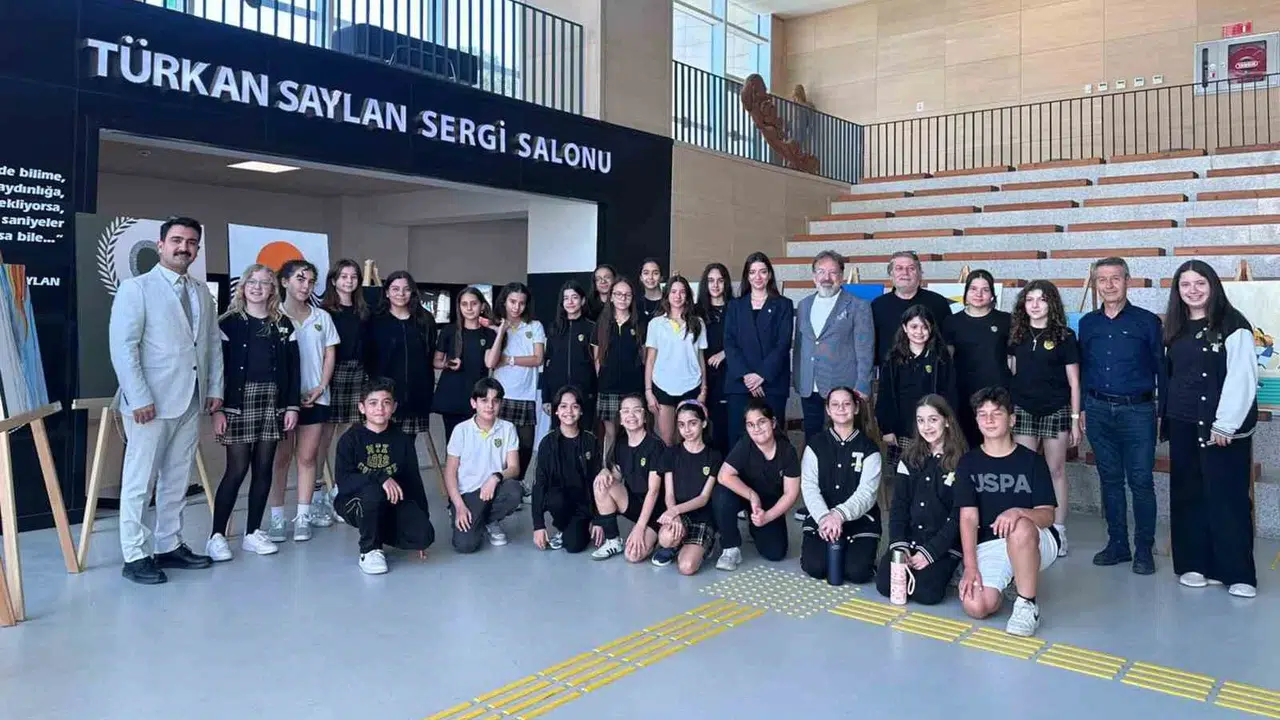 Fırçalarıyla dünyayı renklendirdiler: MTK Koleji’nin genç yetenekleri sanat sahnesinde