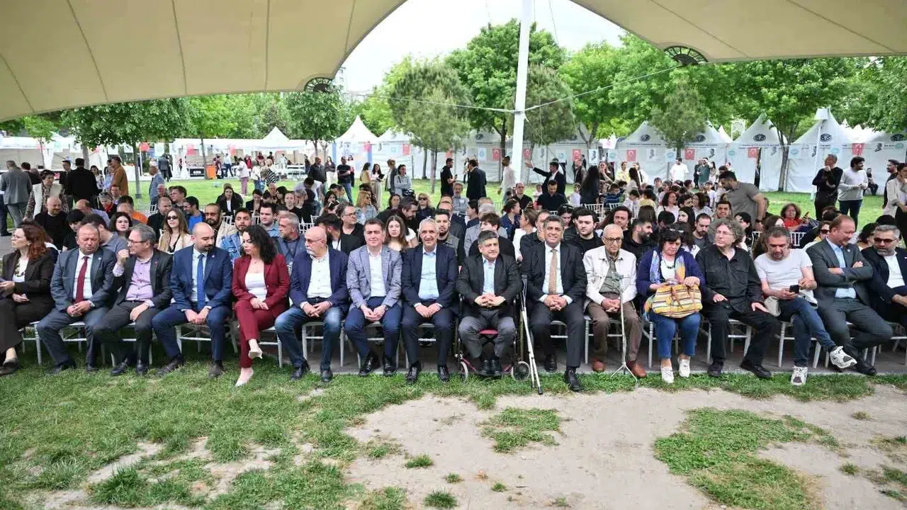 Manisa’da edebiyat rüzgarı: 9. Kitap Fuarı kapılarını kitapseverlere açtı