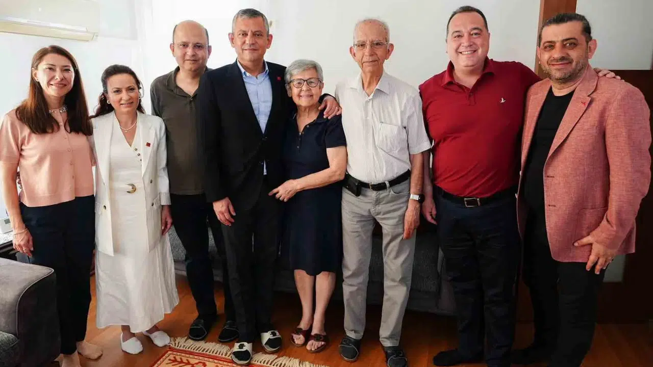 Siyasetin yoğun temposuna kısa bir mola: Özgür Özel Anneler Günü'nde vefa ziyaretindeydi