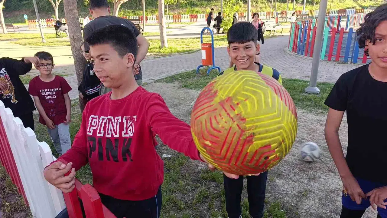Sokak ortasında futbol keyfi acı bitti: Yola kaçan top motosikletliyi hastanelik etti