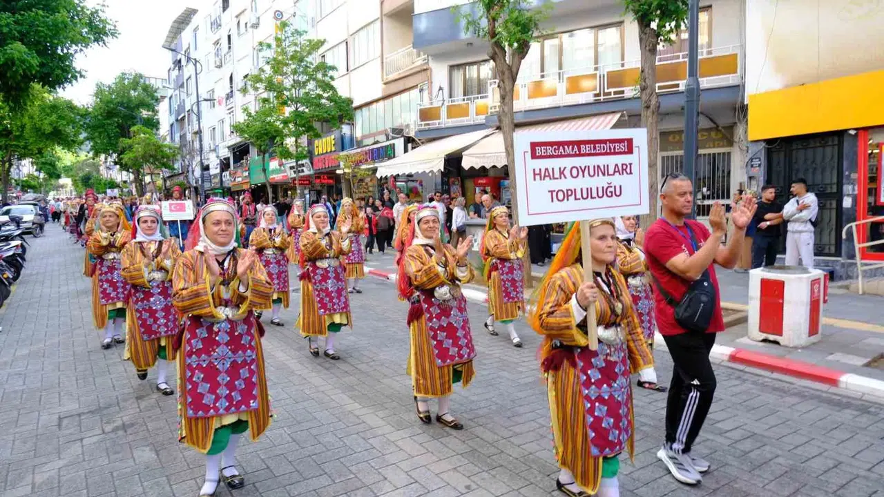 Soma’da 19 Mayıs coşkusu zeybekle zirveye çıktı: 250 efeden unutulmaz gösteri