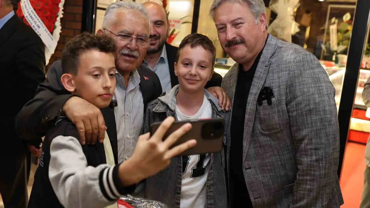 Kayseri’nin yeni buluşma noktası Çarşı Melikgazi’ye yoğun ilgi: Başkan Büyükkılıç esnafla bir araya geldi