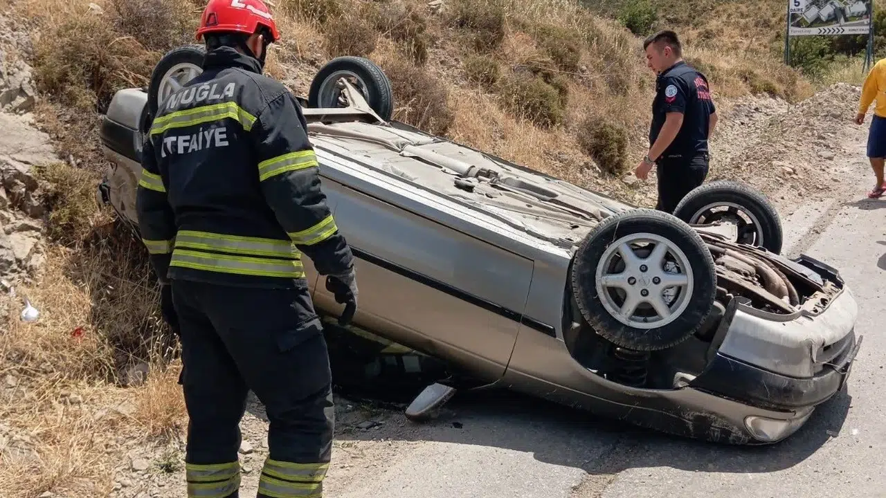 Bodrum'da korkutan kaza: Virajı alamayan otomobil takla attı