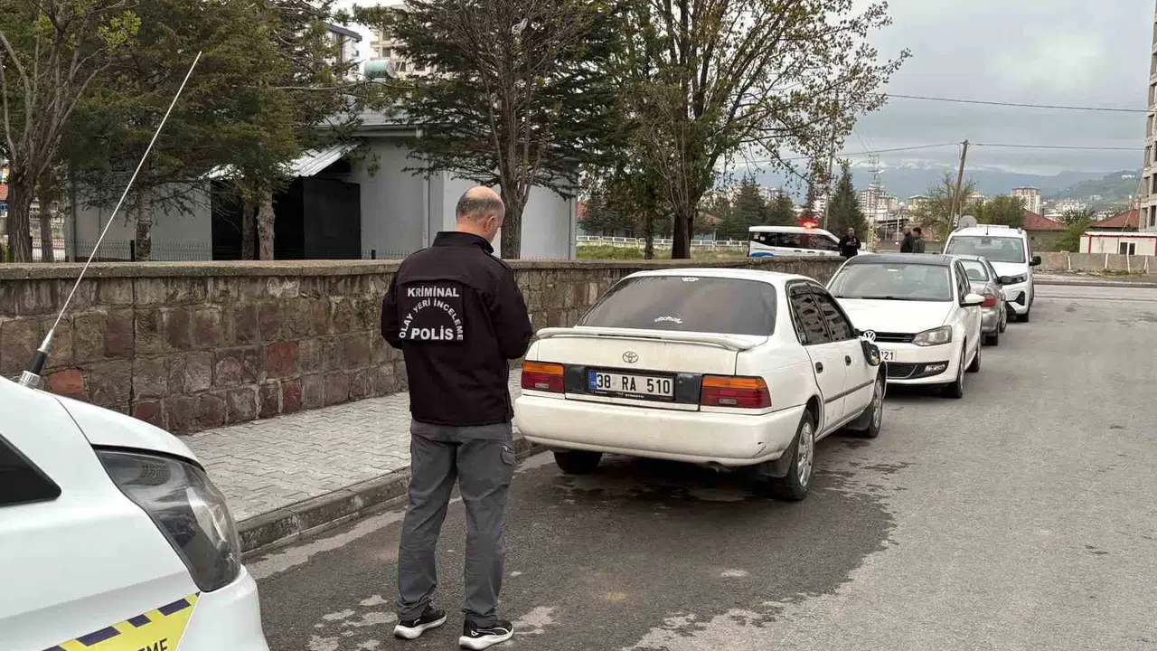 Çakmak isteme kavgası kanlı bitti: Cinayet şüphelilerinin terk ettiği araç bulundu