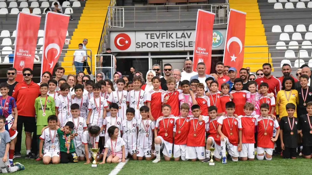 Geleceğin yıldızları Tevfik Lav'da buluştu: 19 Mayıs coşkusu yeşil sahalara taştı