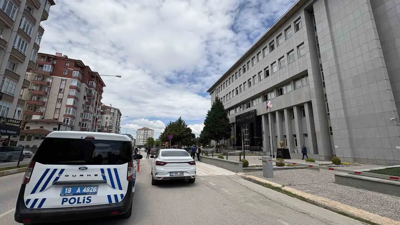 Güzellik bakımı için gitti, hayatının şokunu yaşadı: Müşterilerin telefonunu çalıp kredi çektiler