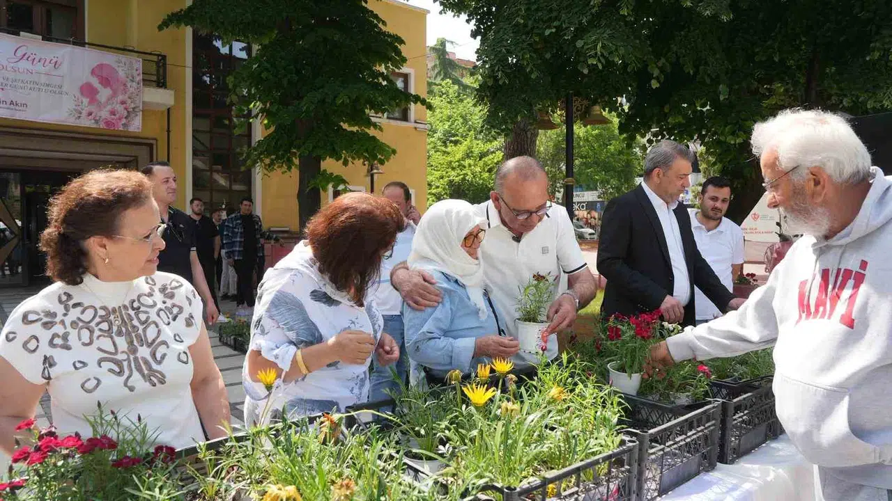 Turgutlu’da Anneler Günü coşkusu: Başkan Akın kadınları yalnız bırakmadı